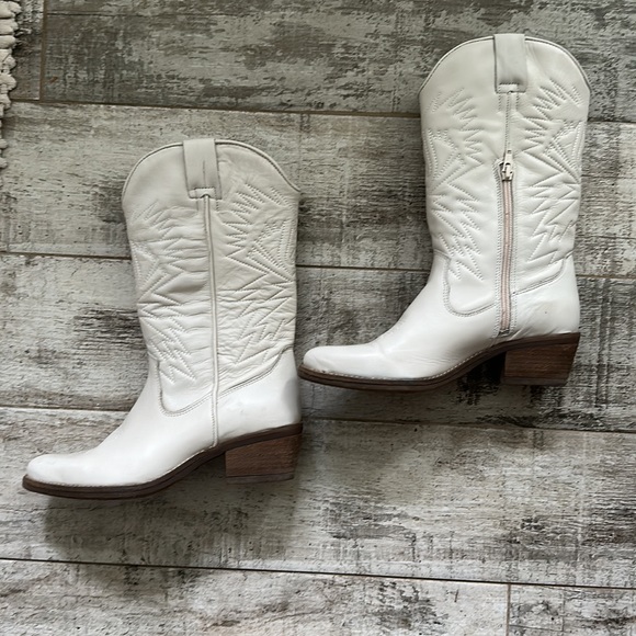 White leather Steve Madden cowgirl boots - Picture 2 of 4